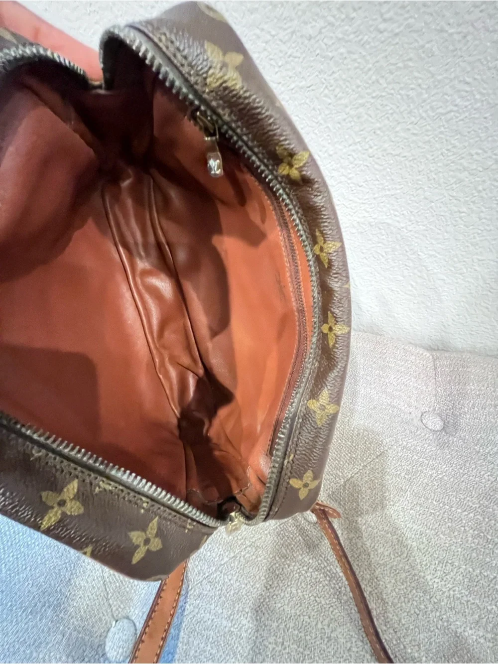 LOUIS VUITTON MONOGRAM UNISEX CROSSBODY BAG.